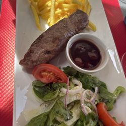 Le Petit Gourmand - Duck breast with salad and fries.