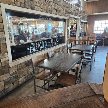 Bravo Farms Traver - Interior seating area, more outdoors in a courtyard - Cheese Shops Near Me - Traver, California
