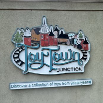 Toy Town Junction - Outside - Art Museums Near Me - Luray, Virginia
