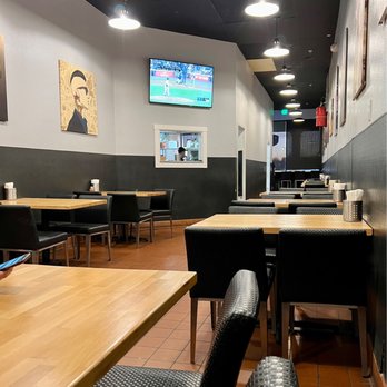 D6 Pizza - Inside Seating - Pizza Near Me - Hesperia, California