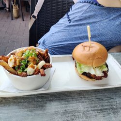 Le Balthazar Centropolis - Burger de bison avec poutine