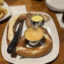 2 FOG's Pub - Pretzel with queso & honey mustard