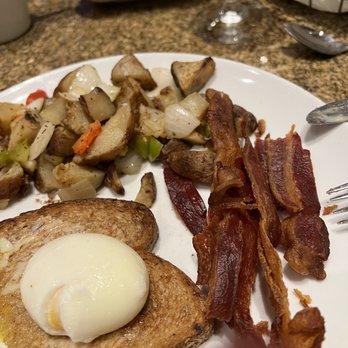 Avenue Cafe - Delicious poached eggs, crispy bacon & potatoes. Hats off to the CHEF! - Bars Near Me - Las Vegas, Nevada