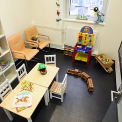 Dr. med. dent. Koravi - So gehen Kinder gerne zum Zahnarzt: der Juniorclub mit eigenem Spielzimmer und Behandlungsraum für Kinder