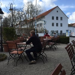 Bräustüberl Planegg - Blick von der Würm in den Biergarten