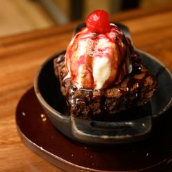 The Continental Sports Lounge - Brownie And Ice cream