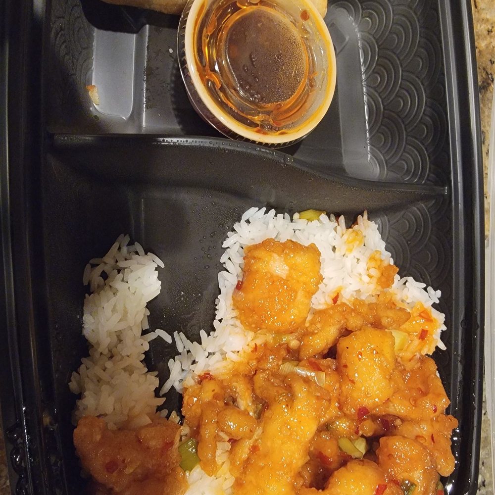 Spicy chicken with a spring roll Spicy chicken with a spring roll