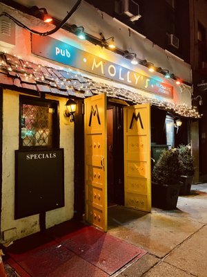 Molly's Shebeen Bar + Restaurant by null