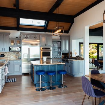 Laguna Beach Recovery - Modern kitchen and dining space at Coast View, supporting comfort and routine in residential rehab and detox. - Rehabilitation Center Near Me - Laguna Beach, California Laguna Beach Recovery - Modern kitchen and dining space at Coast View, supporting comfort and routine in residential rehab and detox. - Rehabilitation Center Near Me - Laguna Beach, California