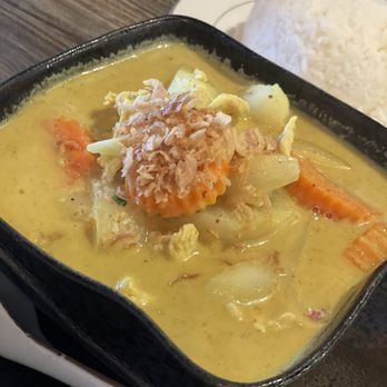 May Thai Kitchen - Yellow curry chicken - Thai Near Me - Alameda, California May Thai Kitchen - Yellow curry chicken - Thai Near Me - Alameda, California