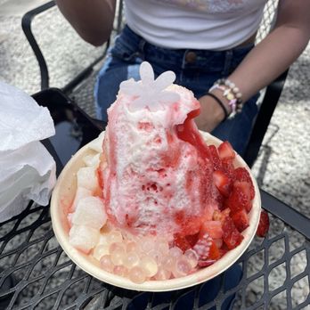 Da Sweet Spot - Strawberry Mango shaved ice cream - Shaved Snow Near Me - Kihei, Hawaii Da Sweet Spot - Strawberry Mango shaved ice cream - Shaved Snow Near Me - Kihei, Hawaii