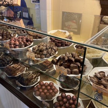 Chocolaterie du Village - a display of chocolates - Chocolatiers & Shops Near Me - Les Éboulements, Quebec Chocolaterie du Village - a display of chocolates - Chocolatiers & Shops Near Me - Les Éboulements, Quebec