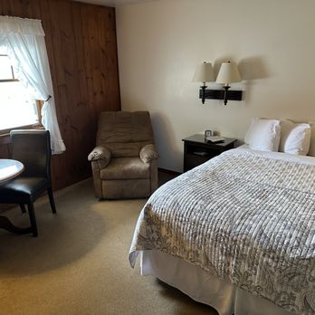 Lyndon Motor Lodge - Queen room - Hotels Near Me - Lyndonville, Vermont Lyndon Motor Lodge - Queen room - Hotels Near Me - Lyndonville, Vermont