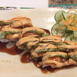 Hijos del Sushi - Se me olvidó tomarle foto antes de bañar mi rollo en salsas.