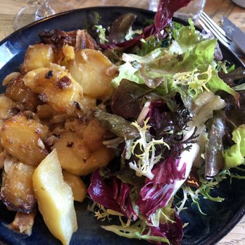 L'Escalier - Salad and bacon cheesy potatoes - Bistros Near Me - Paris, 01 L'Escalier - Salad and bacon cheesy potatoes - Bistros Near Me - Paris, 01
