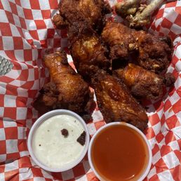 Wings wee nice and crispy.no complaints Wings wee nice and crispy.no complaints