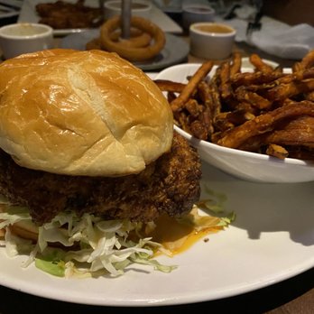 Yard House - Nashville Hot Chicken Sandwich - New American Near Me - Austin, Texas