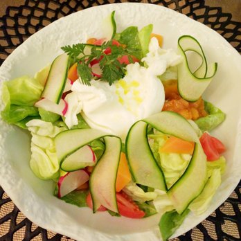Restaurant am Steinplatz - Kopfsalat mit Burrata, Sommergemüse, Aprikose, Gurkenessig - German Near Me - Berlin, BE