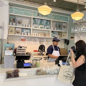 Magnolia Bakery - Rockefeller Center - Inside - Desserts Near Me - New York, New York Magnolia Bakery - Rockefeller Center - Inside - Desserts Near Me - New York, New York