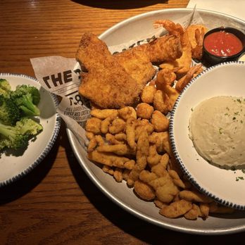 Red Lobster - Admiral's Feast - Seafood Near Me - Wethersfield, Connecticut