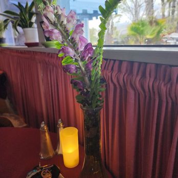 Clementine's Steak House - table decor - Steakhouses Near Me - Carpinteria, California