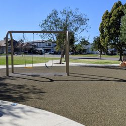 Nieblas Park - 1 swing set with 2 swings