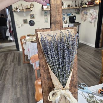 The Bloomin Cottage - Lavender rustic board class at the Bloomin Cottage - Art Classes Near Me - Phillipsburg, New Jersey The Bloomin Cottage - Lavender rustic board class at the Bloomin Cottage - Art Classes Near Me - Phillipsburg, New Jersey