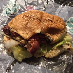 El Reten - Hamburguesa de Tocino. Muy sabrosa.
