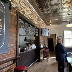 Roaring 20's Brewery & Taphouse - Inside bar