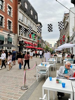 Rue St-Paul Ouest by null