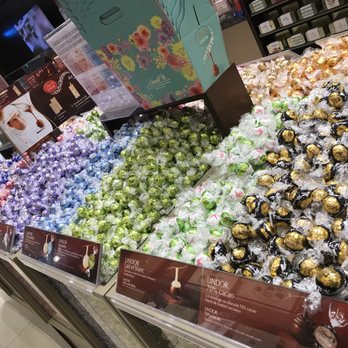 Lindt - Chocolatiers & Shops Near Me - Montreal, Quebec