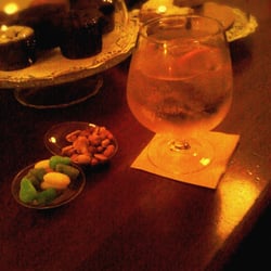 Envidia - Calidad, atención y armonía que te hacen sentirte un élite sin falta de serlo. Cocktail de Whisky y SevenUp a mi gusto!!!