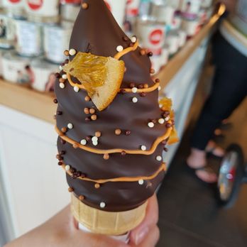 Chocolats Favoris - Orange covering with vanilla on the inside - Chocolatiers & Shops Near Me - Sherbrooke, Quebec Chocolats Favoris - Orange covering with vanilla on the inside - Chocolatiers & Shops Near Me - Sherbrooke, Quebec