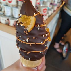 Chocolats Favoris - Orange covering with vanilla on the inside