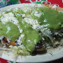 Antojitos Lupita - Orden de molotes, aquí hay dos.