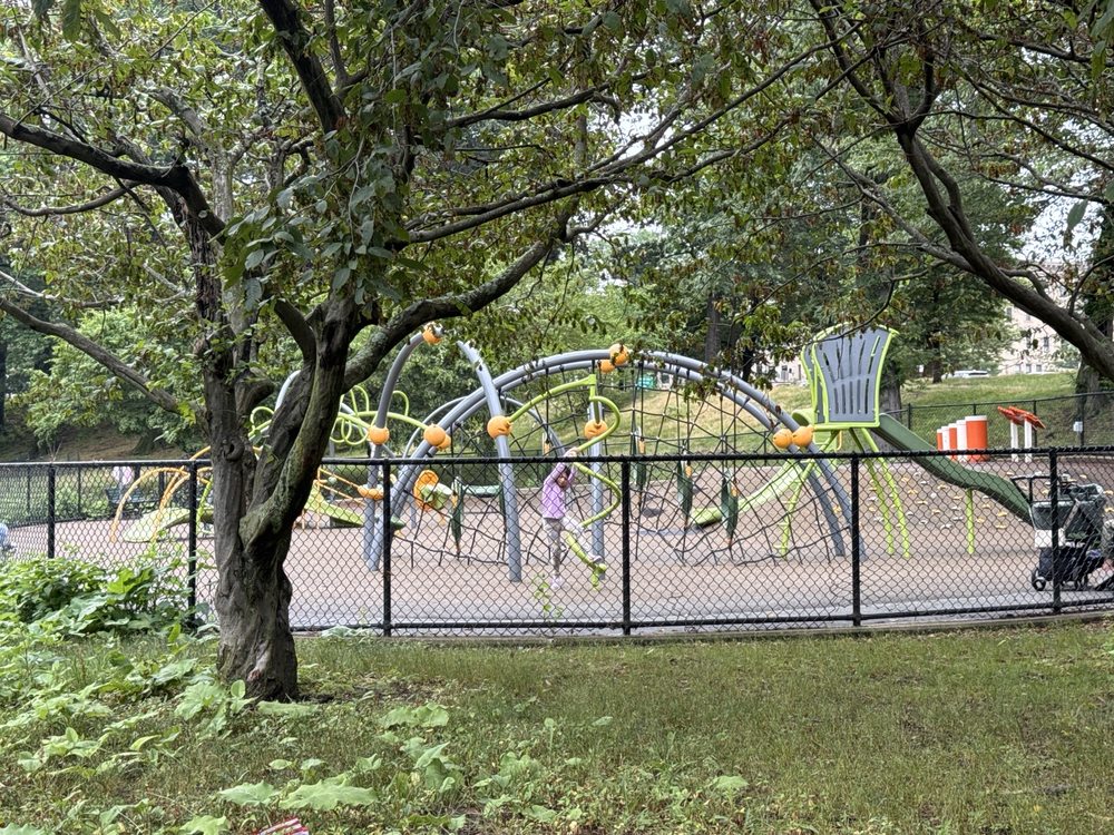 Mothers Rest Playground Logo