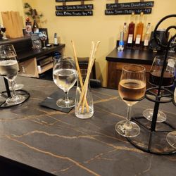 Vintages Tasting Room - Flights and complimentary breadsticks