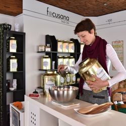 Focusana - Bijou - Focusana Owner, blending tea