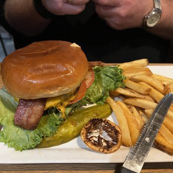 Castaway's Seafood Grille - Bacon cheddar burger - Seafood Near Me - Long Beach, Washington