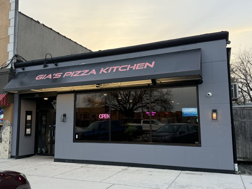 Gias Pizza Kitchen Logo