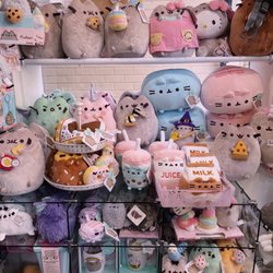 Kawaii Gifts - Tons of pusheen plushies