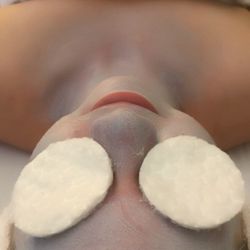 Glo Skin Care QCAZ - Facial Treatment