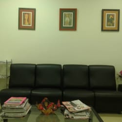 Clínica Dermatológica Hernández - Sofá de la sala de espera
