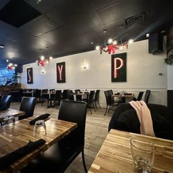 Sazon Y Pilon Kitchen & Bar - Dining area