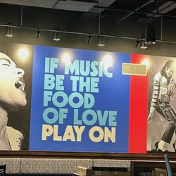 Screamers Family Restaurant - Music & Love fills the Room