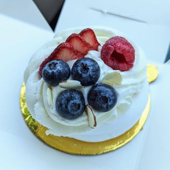 Diletto Bakery - Pavlova with Chantilly and Berries | Instagram: @telephonesmoothie - Desserts Near Me - Gainesville, Georgia Diletto Bakery - Pavlova with Chantilly and Berries | Instagram: @telephonesmoothie - Desserts Near Me - Gainesville, Georgia