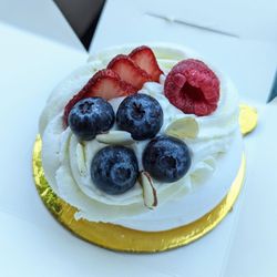 Diletto Bakery - Pavlova with Chantilly and Berries | Instagram: @telephonesmoothie