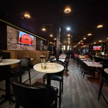 OneSixty Kitchen and Cocktails - Inside - Cocktail Bars Near Me - Charlotte, North Carolina OneSixty Kitchen and Cocktails - Inside - Cocktail Bars Near Me - Charlotte, North Carolina