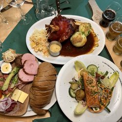 Gasthaus & Gosebrauerei Bayerischer Bahnhof - Knusprige Schweinehaxe, Fränkischer Brotzeitteller, Salatschüssel