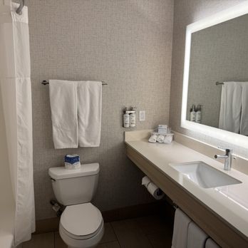 Holiday Inn Express Fort Bragg - Bathroom - Hotels Near Me - Fort Bragg, California Holiday Inn Express Fort Bragg - Bathroom - Hotels Near Me - Fort Bragg, California
